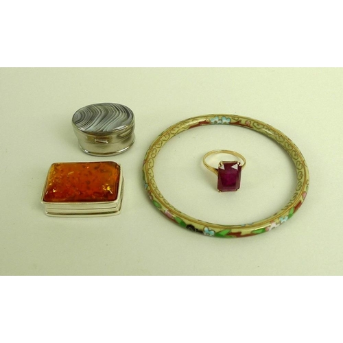 828 - A group of jewellery, comprising a 9ct gold ring set with emerald cut glass, an amber pill box, an a... 