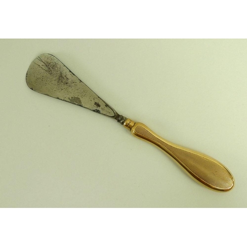 861 - An Asprey & Co 9ct gold handled shoe horn, with engine turned hour glass shaped handle and steel hor... 