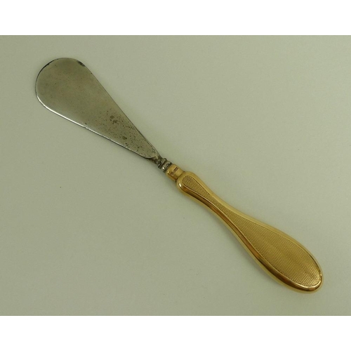 861 - An Asprey & Co 9ct gold handled shoe horn, with engine turned hour glass shaped handle and steel hor... 