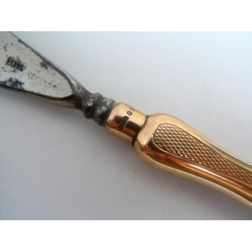 861 - An Asprey & Co 9ct gold handled shoe horn, with engine turned hour glass shaped handle and steel hor... 