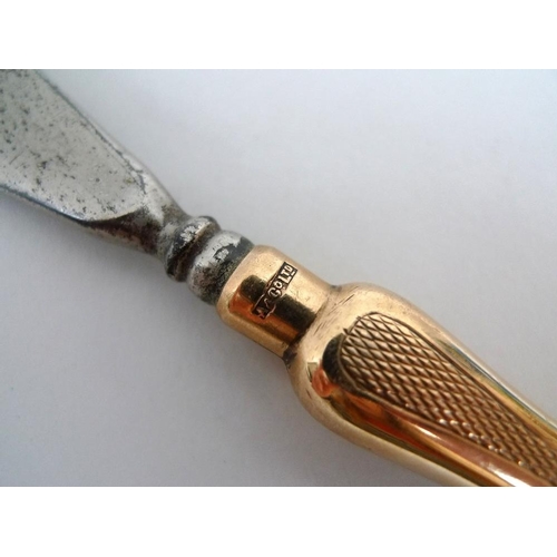 861 - An Asprey & Co 9ct gold handled shoe horn, with engine turned hour glass shaped handle and steel hor... 