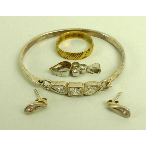 871 - A group of jewellery comprising an 18ct gold wedding band, 3g total weight, together with a white me... 