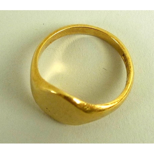 790 - An 18ct gold gentleman's signet ring, unengraved, size U, 8.3g.