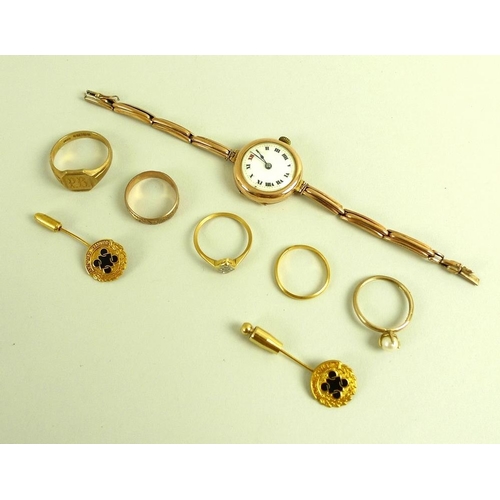 796 - A collection of five rings, four marked 9ct gold, sizes O, P and W, together with two 9ct gold and e... 