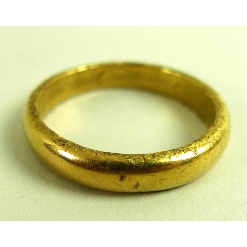 798 - An 18K gold wedding band, engraved internally, size Q, 5.5g.