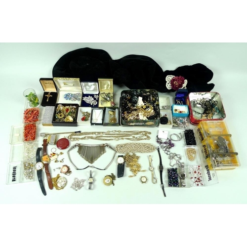 800 - A group of vintage costume and costume jewellery, including three velvet hats, a silver ring, variou... 