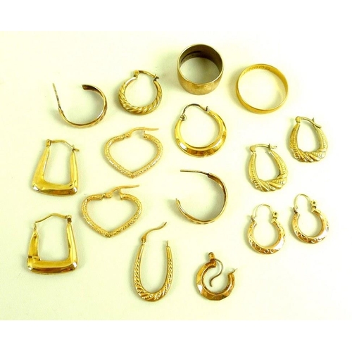 801 - A selection of 9ct gold earrings, a 9ct gold ring, 8.5g, size K/L, a 22ct gold ring, 3g, size T, and... 