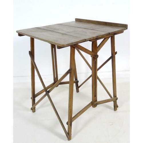 858 - A Chelsea art school, 19th century, pitch pine folding sketching table, folds to form an easel, 57 b... 