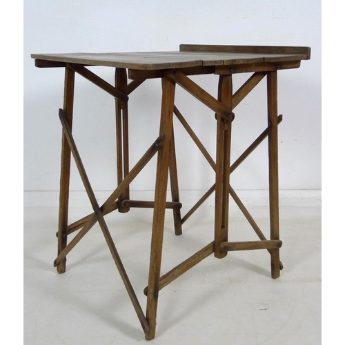 858 - A Chelsea art school, 19th century, pitch pine folding sketching table, folds to form an easel, 57 b... 