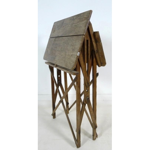 858 - A Chelsea art school, 19th century, pitch pine folding sketching table, folds to form an easel, 57 b... 