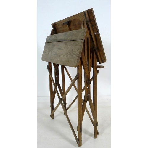 858 - A Chelsea art school, 19th century, pitch pine folding sketching table, folds to form an easel, 57 b... 