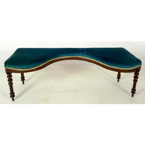 886 - An early Victorian / William IV mahogany serpentine window seat, upholstered in blue velvet, of tape... 