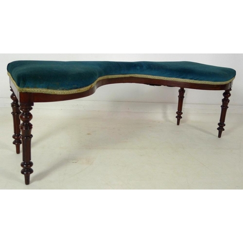 886 - An early Victorian / William IV mahogany serpentine window seat, upholstered in blue velvet, of tape... 