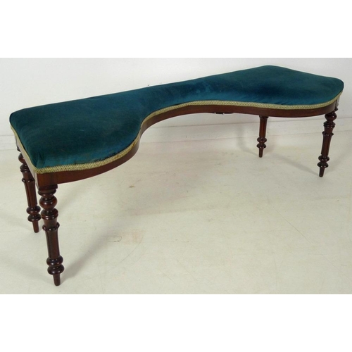 886 - An early Victorian / William IV mahogany serpentine window seat, upholstered in blue velvet, of tape... 