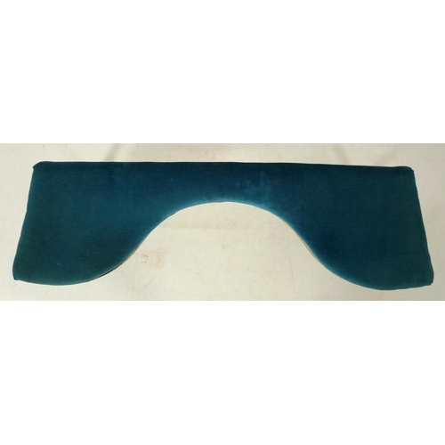 886 - An early Victorian / William IV mahogany serpentine window seat, upholstered in blue velvet, of tape... 