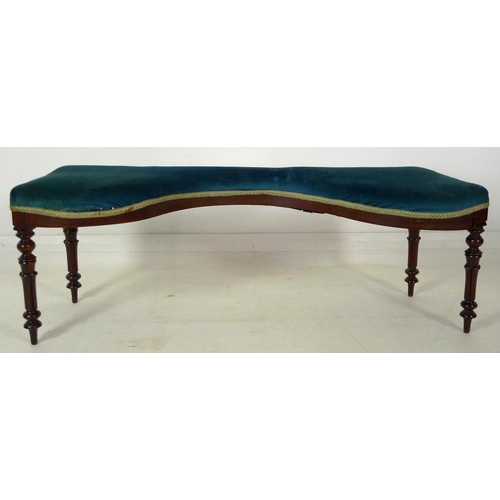 886 - An early Victorian / William IV mahogany serpentine window seat, upholstered in blue velvet, of tape... 