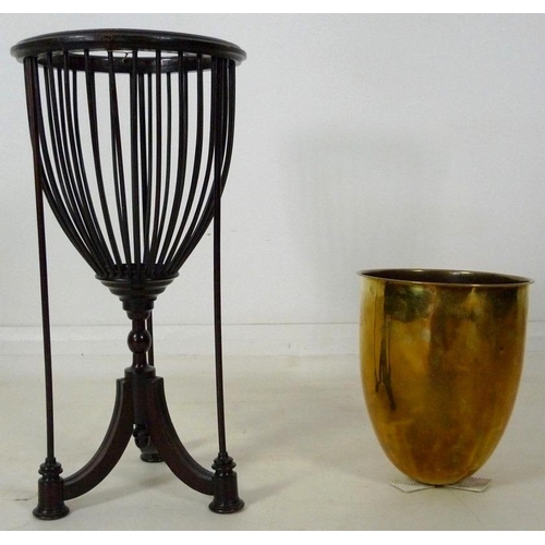 899 - An Edwardian mahogany plant stand, with spindle cage holding a brass lining, raised on three splay f... 