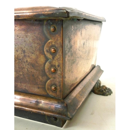 911 - A George III copper fender, circa 1810, the main body with pierced detailing, raised on cast brass l... 