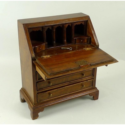 917 - A mid to early 20th century mahogany Journeyman's bureau, the fall front with satinwood fan patera, ... 