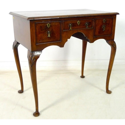 922 - A mahogany and inlaid side table in the Queen Anne style, early 20th century, with quarter veneered ... 