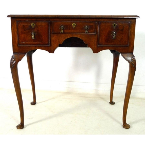 922 - A mahogany and inlaid side table in the Queen Anne style, early 20th century, with quarter veneered ... 