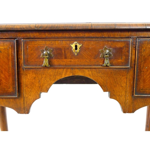 922 - A mahogany and inlaid side table in the Queen Anne style, early 20th century, with quarter veneered ... 