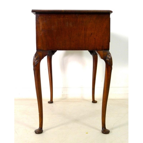 922 - A mahogany and inlaid side table in the Queen Anne style, early 20th century, with quarter veneered ... 