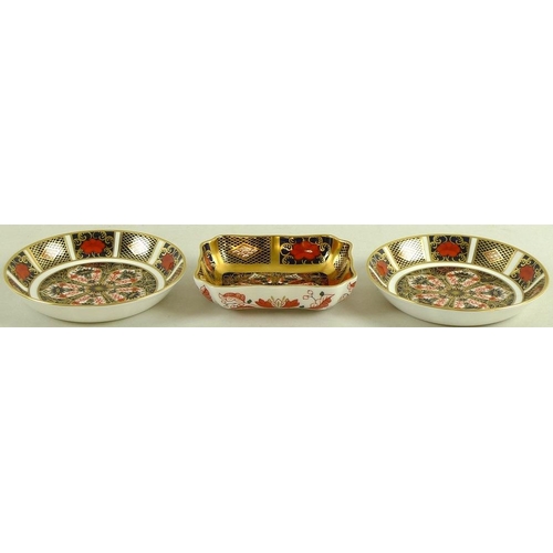 558 - A pair of Royal Crown Derby circular dishes each 11cm diameter, together with a further Royal Crown ... 