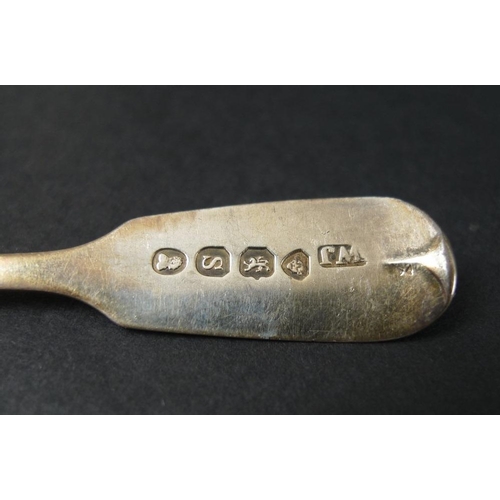 810 - A group of Georgian and later silver comprising a set of six teaspoons, London 1833, William Johnson... 