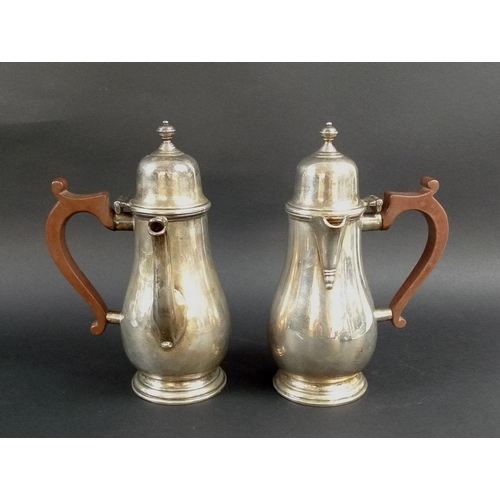 813 - A George V silver chocolate pot with matching hot water pot, both of bellied form with compressed gl... 