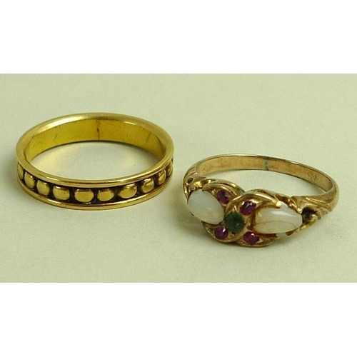 883 - An 18ct gold ring, of beaded design within border, cast as a row of bead forms set within a band, ma... 