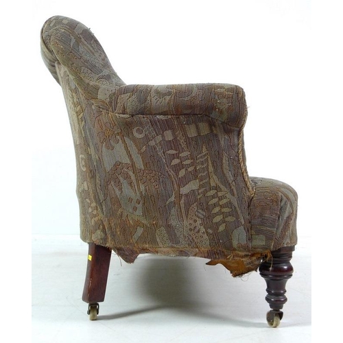 955 - An Edwardian two seater settee, carved back, sprung seat and turned front legs with later castors, u... 