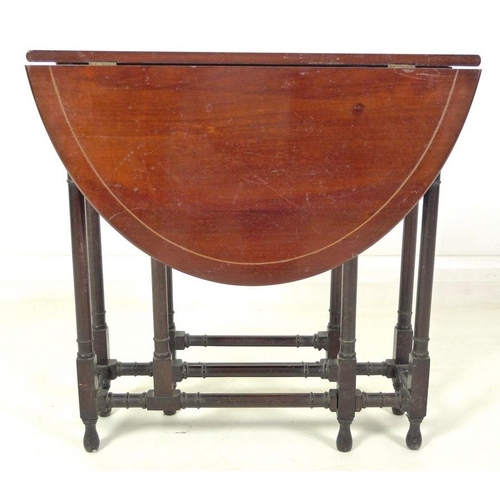 981 - An Edwardian mahogany Sutherland table, circular drop leaf surface with fan paterae and line border,... 