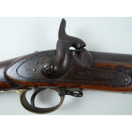 637 - A late 19th century rifle with bayonet, brass trigger guard, complete with ramrod and loops, 103cm.