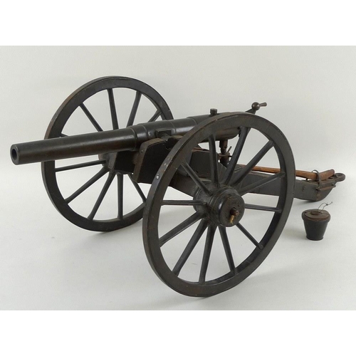 664 - A miniature artillery field gun, early 20th century, consisting of a patinated bronze barrel, with r... 