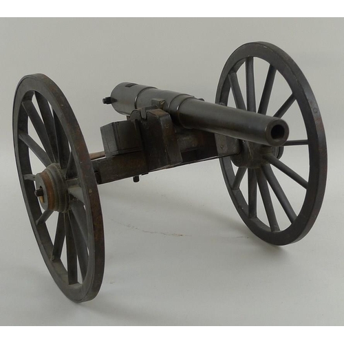 664 - A miniature artillery field gun, early 20th century, consisting of a patinated bronze barrel, with r... 