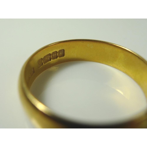 890 - Two 22ct gold wedding bands, each size 'O', 5.5g and 4.8g. (2)