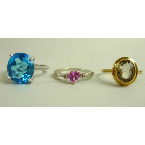 893 - A group of three 9ct gold dress rings, comprising a white gold and Swiss topaz solitaire ring, size ... 