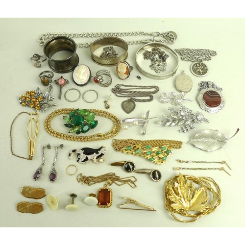 908 - A group of silver jewellery, including a silver Albert with 'T' bar, silver brooches, rings, pendant... 