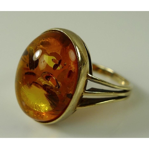 913 - A 9ct gold and amber bracelet, comprised of eleven oval amber cabochons, on gold link setting, 13.4g... 