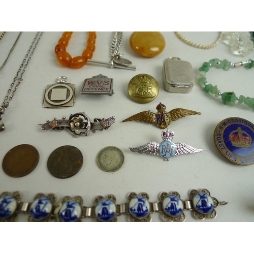 914 - A collection of costume jewellery including a 9ct gold chain with circular rolled gold locket, two V... 