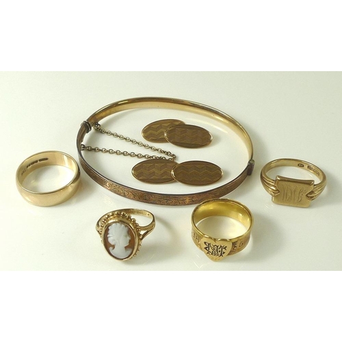 917 - A collection 9ct gold jewellery, comprising a pair of cufflinks, with engraved zig-zag decoration, a... 