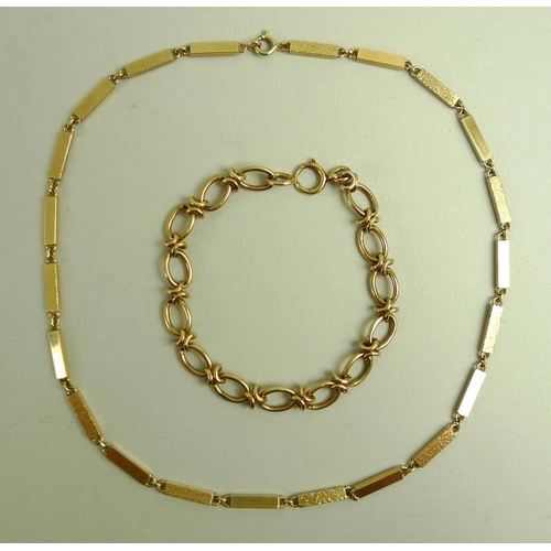 926 - A 9ct gold bar necklace, formed of twenty two alternating smooth and textured bars, 40 cm long, toge... 