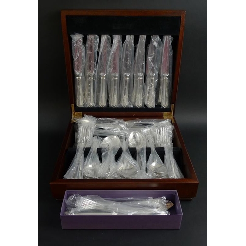 782 - A canteen of silver plated cutlery by Elkington, 8 person set in Dubarry pattern, including starter ... 