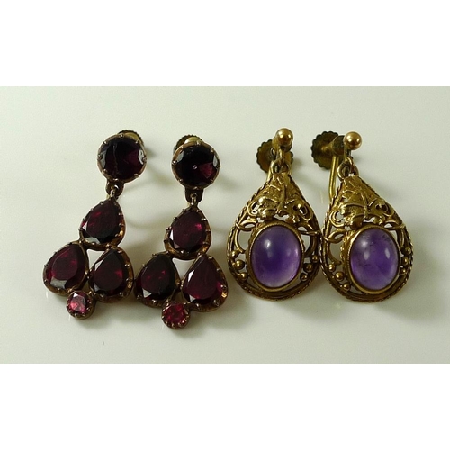 793 - A pair of 9ct gold and pink stone drop earrings, likely garnets, screw backs, one stone cracked, 4.2... 