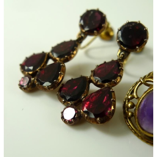 793 - A pair of 9ct gold and pink stone drop earrings, likely garnets, screw backs, one stone cracked, 4.2... 