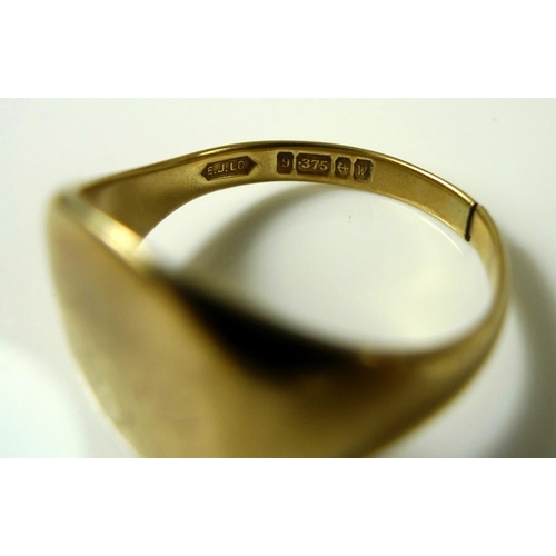 796 - A collection of gold items, including a pair of 14ct gold wedding bands, one engraved 'Love 31.3.45'... 