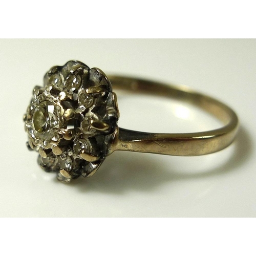 813 - An 18ct white gold and diamond cluster ring, the central diamond of approximately 0.1ct, 3.2mm diame... 