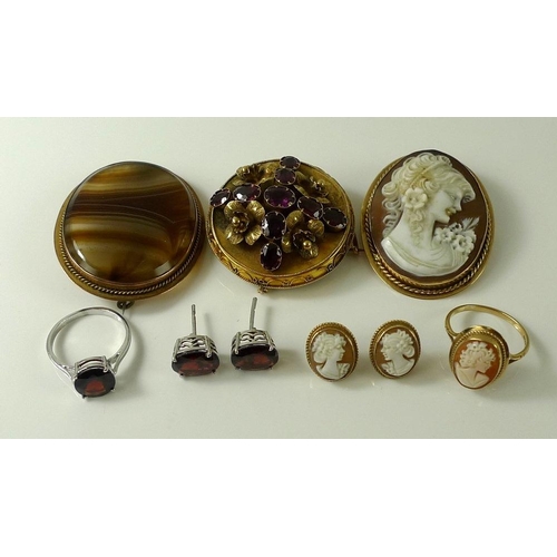 840 - A group of jewellery comprising a 9ct gold mounted cameo brooch, a 9ct gold cameo ring and ear studs... 