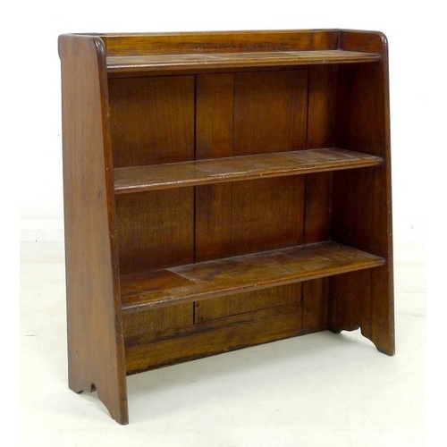 943 - A small early 20th century mahogany bookshelf, with three graduating fixed shelves, two plank back, ... 